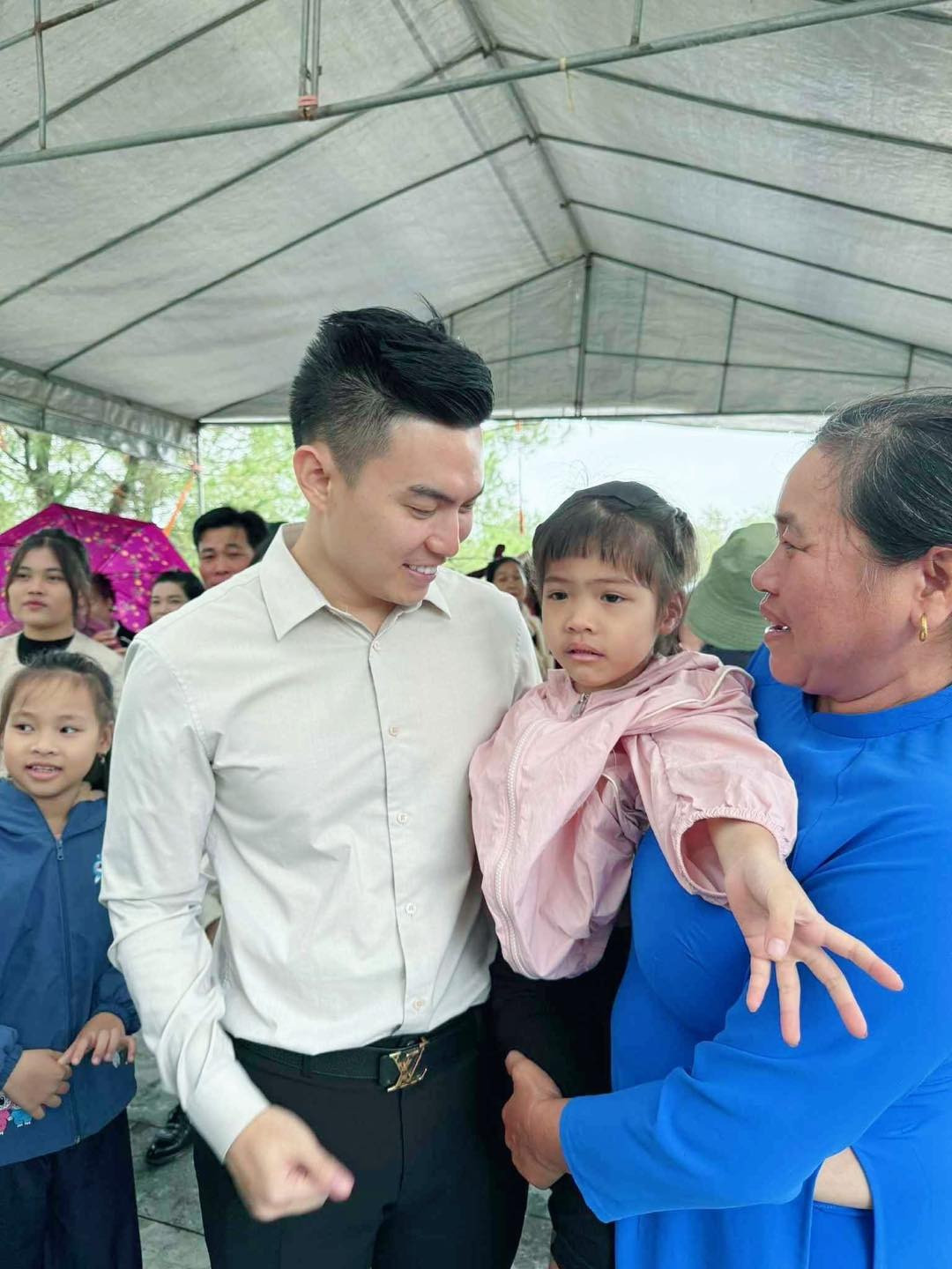 Hoa hậu Đỗ Thị Hà và ông xã xuất hiện sau đám cưới thái độ thu hút sự chú ý