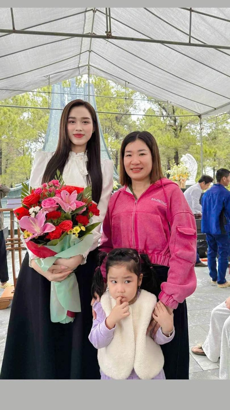 Hoa hậu Đỗ Thị Hà và ông xã xuất hiện sau đám cưới thái độ thu hút sự chú ý