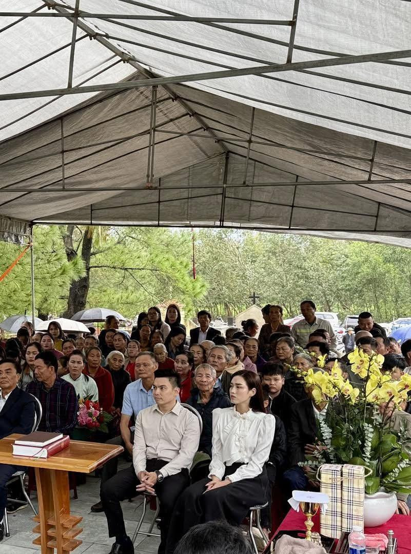 Hoa hậu Đỗ Thị Hà và ông xã xuất hiện sau đám cưới thái độ thu hút sự chú ý