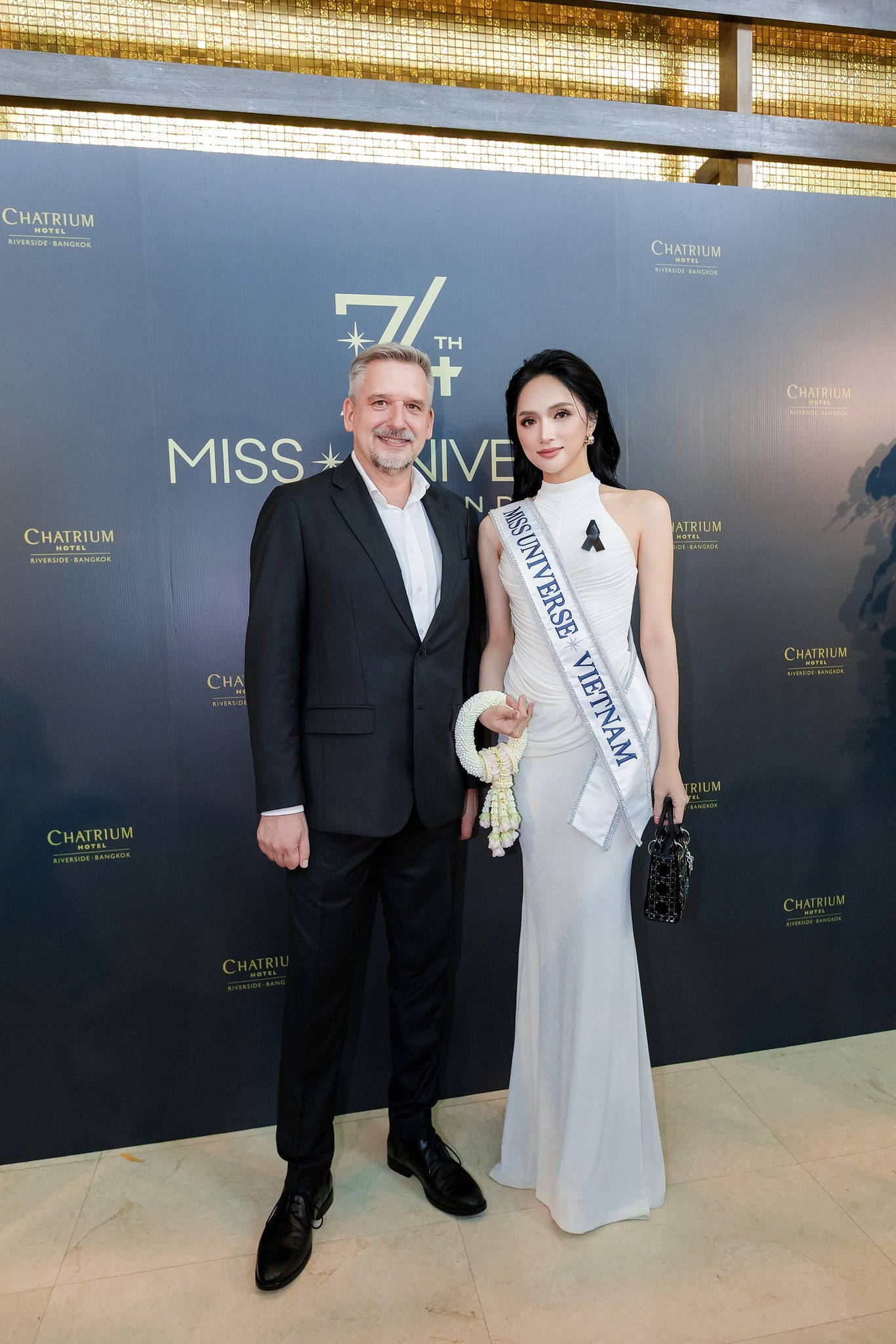 Hương Giang xách túi hiệu bạn trai cũ tặng tại Miss Universe 2025