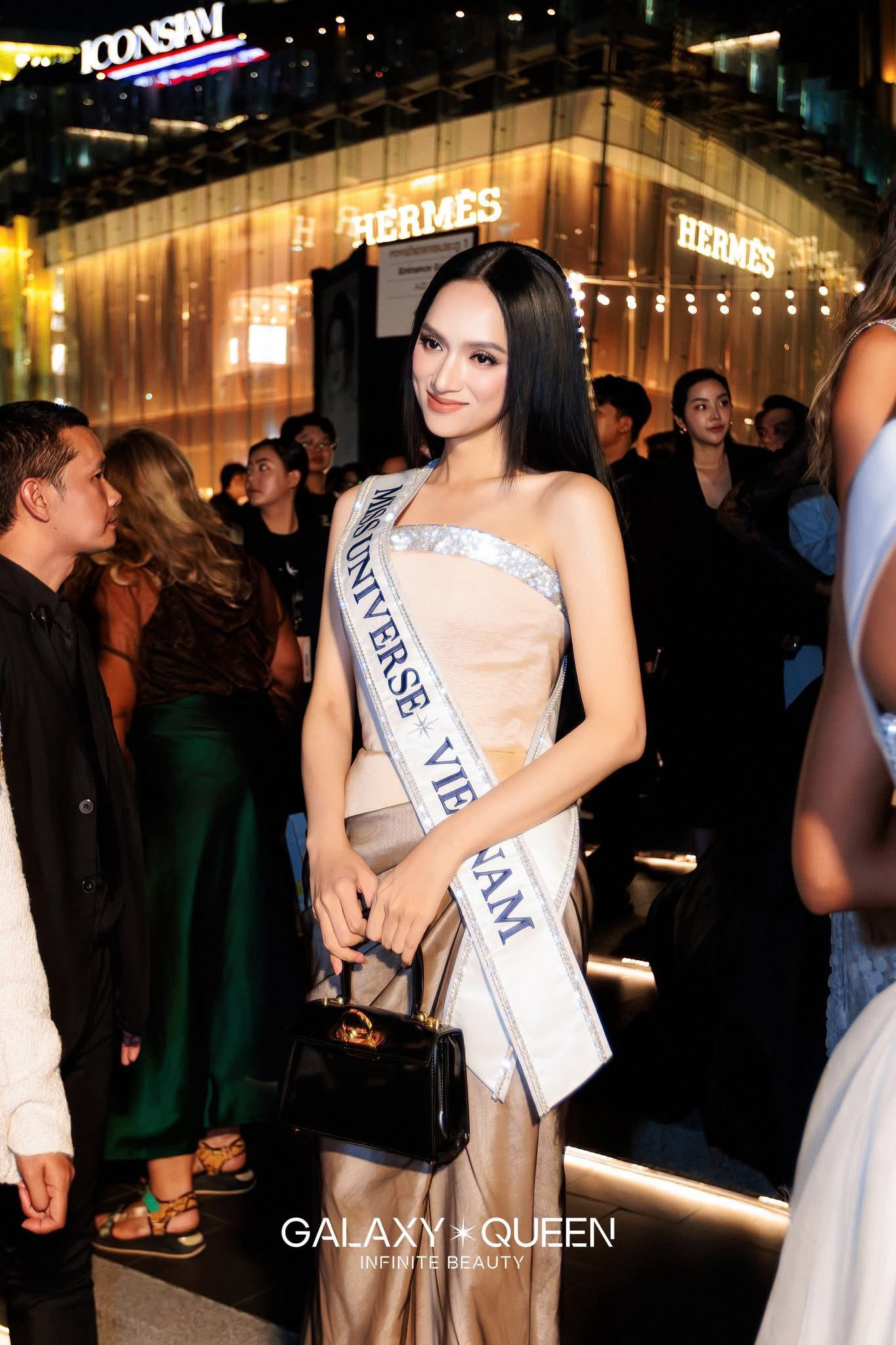 Hương Giang xách túi hiệu bạn trai cũ tặng tại Miss Universe 2025