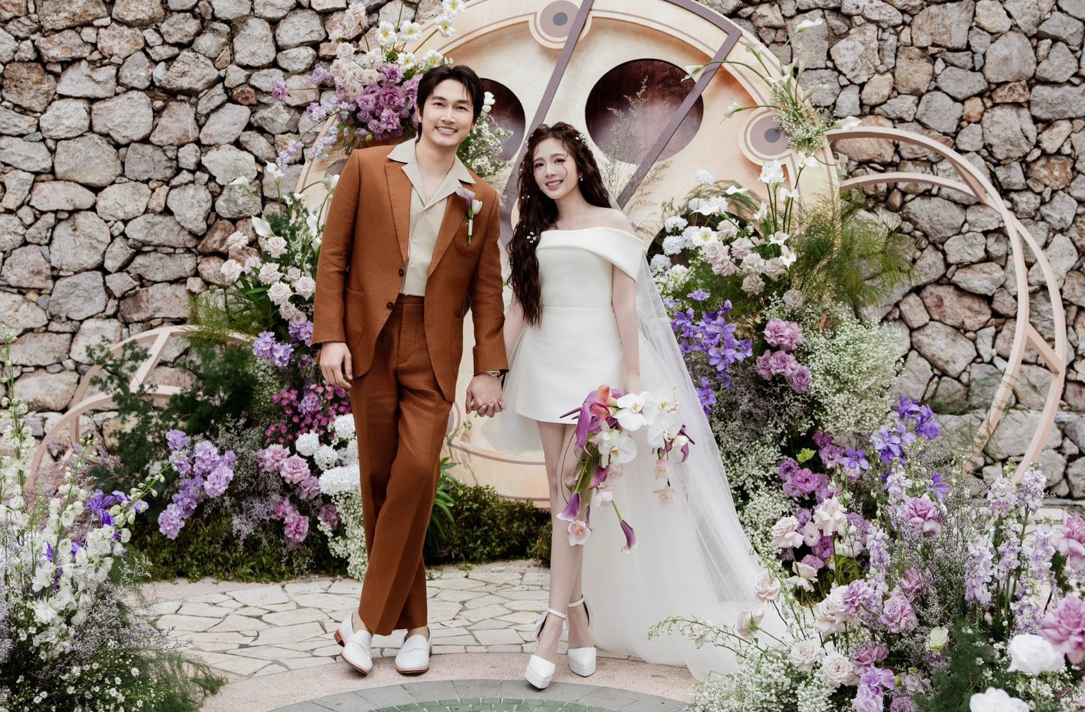 Quỳnh Nga Phanh Lee Huyền Lizzie và cả dàn sao VFC đổ bộ đám cưới Đình Tú