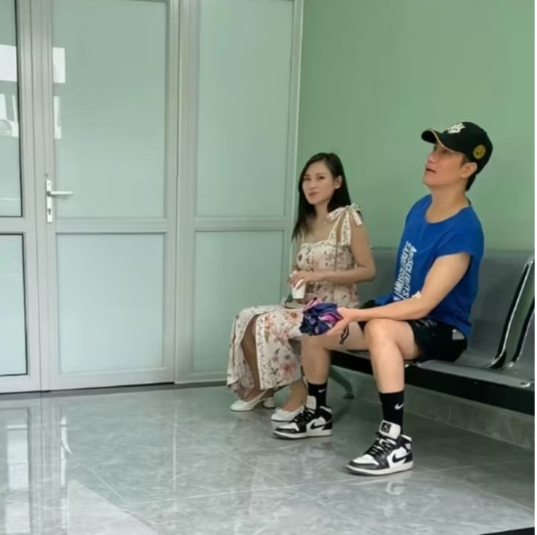 Quỳnh Nga Việt Anh hiếm hoi cùng lộ diện sau tin đồn đi khám thai