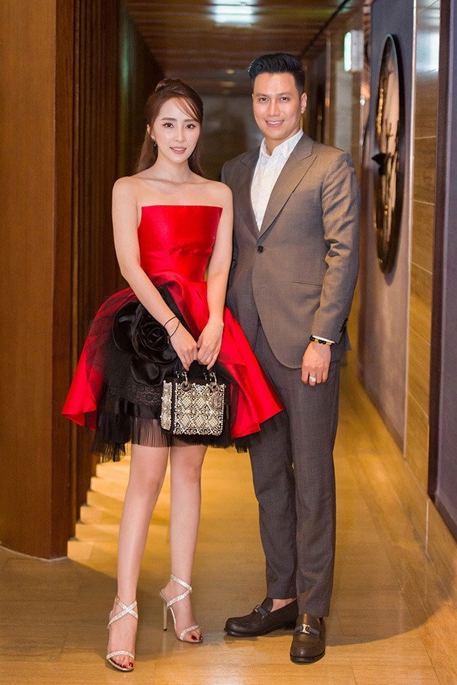 Quỳnh Nga Việt Anh hiếm hoi cùng lộ diện sau tin đồn đi khám thai