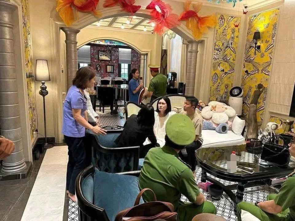 Sự thật hình ảnh Đoàn Di Băng ngất xỉu phải thở ô xi sau khi ông xã Nguyễn Quốc Vũ bị bắt