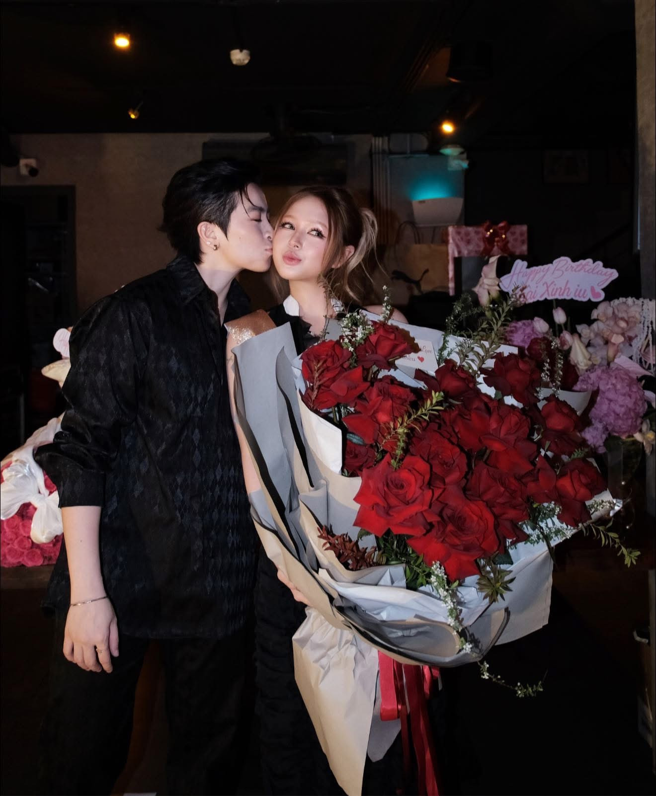 Xôn xao thái độ bố mẹ Gil Lê khi ở cạnh Xoài Non sau nghi vấn bị gia đình người yêu hắt hủi