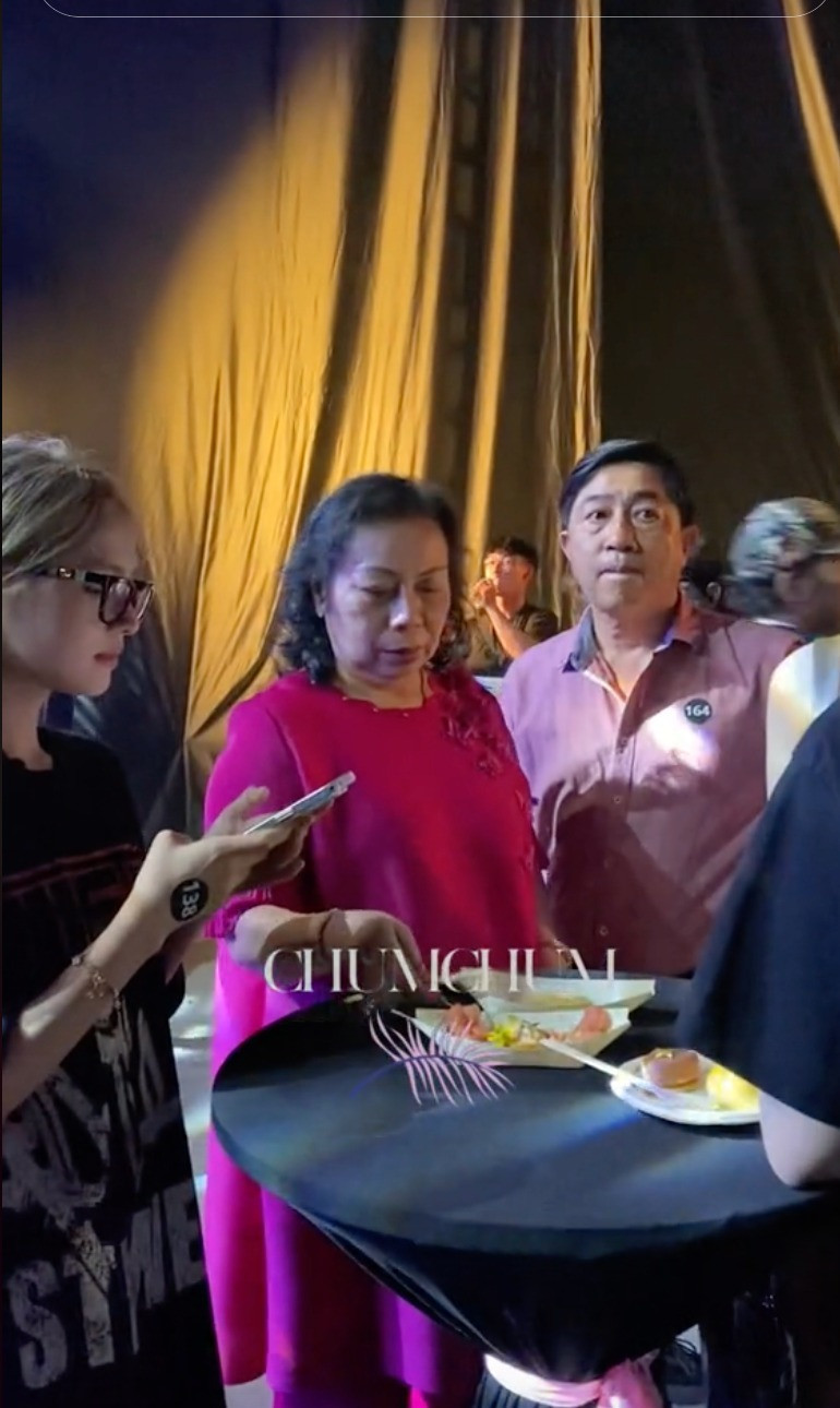 Xôn xao thái độ bố mẹ Gil Lê khi ở cạnh Xoài Non sau nghi vấn bị gia đình người yêu hắt hủi