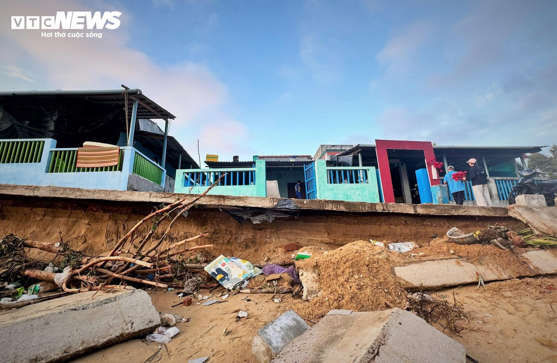 Bão Kalmaegi ‘nuốt’ làng ven biển Gia Lai: Sau một đêm, không còn nhà để về - 1