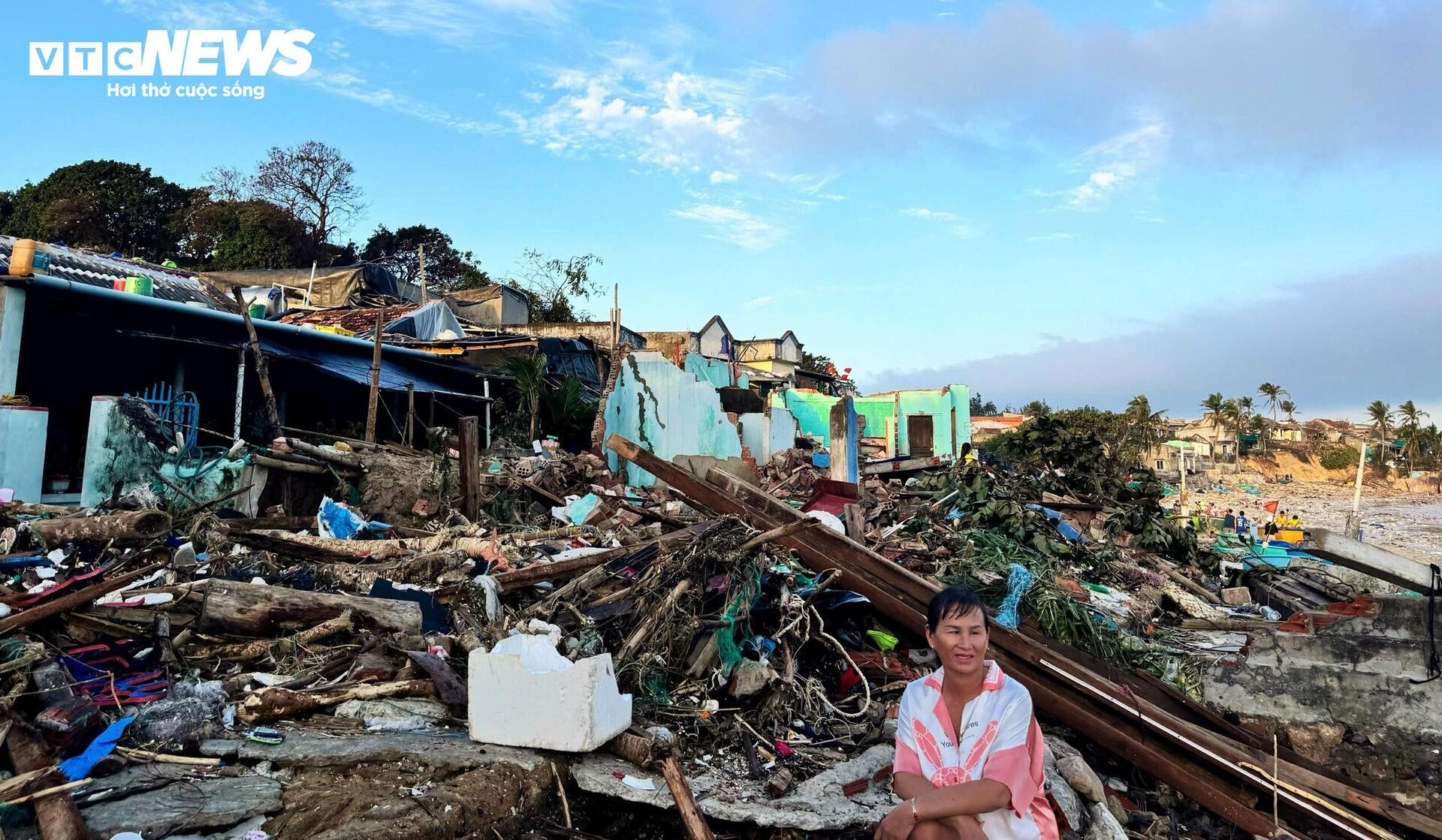 Bão Kalmaegi ‘nuốt’ làng ven biển Gia Lai: Sau một đêm, không còn nhà để về - 5