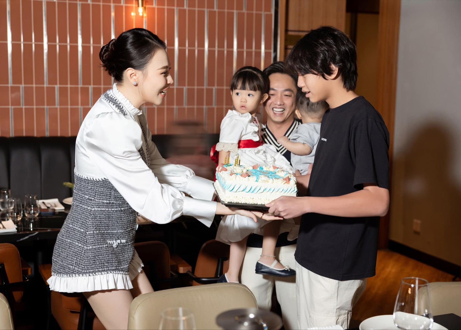 Bộ ảnh du lịch Hàn Quốc của 2 nhóc tì nhà Đàm Thu Trang  Cường Đô La gây sốt