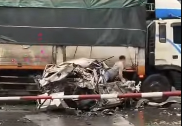 Tài xế chui ra khỏi chiếc xe bẹp rúm, thoát chết thần kỳ.