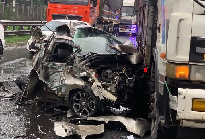 Chiếc xe con bị vò nát sau vụ tai nạn.