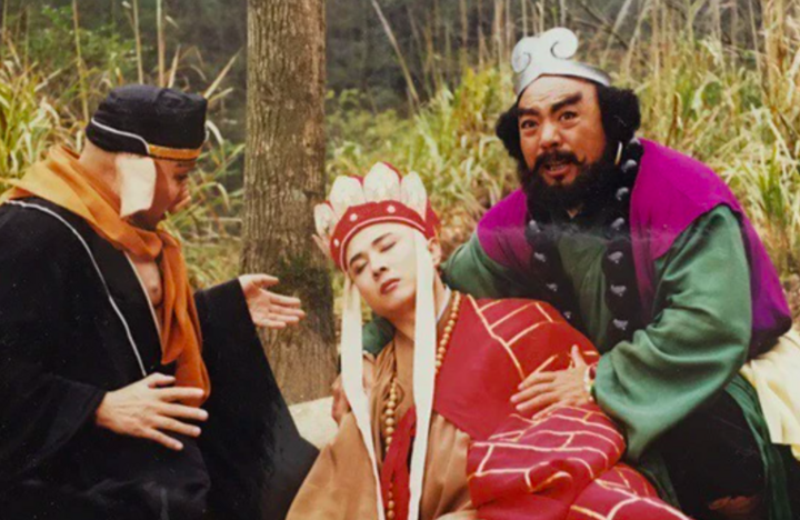 Ông từng bị bầm cổ vì gánh hành lý 5kg suốt nhiều tháng.