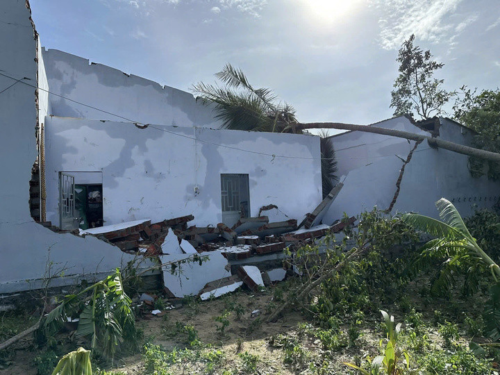 Căn nhà của gia đình ông T. đổ sập trong đêm bão gió kinh hoàng.