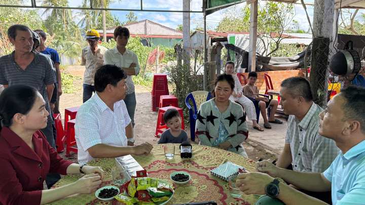 Ông Lương Nguyễn Minh Triết, Bí thư Tỉnh ủy Đắk Lắk đến động viên thăm hỏi gia đình chị Hà.