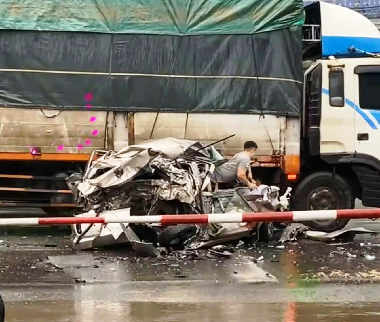 tài xế bò ra ngoài.jpeg