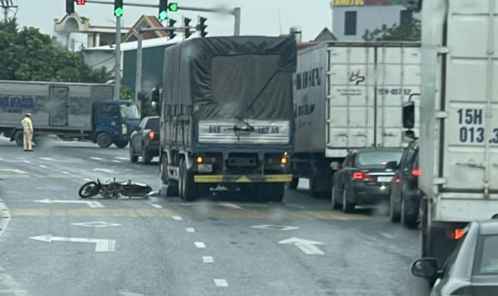 Lực lực cảnh sát điều tiết giao thông, điều tra nguyên nhân vụ tai nạn.