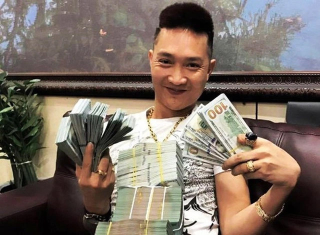 Huấn Hoa Hồng sở hữu vàng nhiều vô số kể mỗi lần khoe khiến người xem lóa mắt