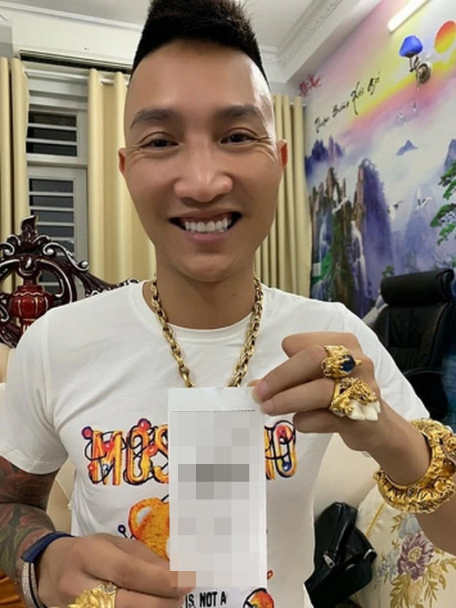 Huấn Hoa Hồng sở hữu vàng nhiều vô số kể mỗi lần khoe khiến người xem lóa mắt