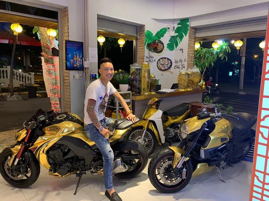 Huấn Hoa Hồng sở hữu vàng nhiều vô số kể mỗi lần khoe khiến người xem lóa mắt