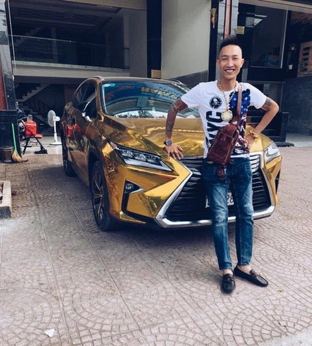 Huấn Hoa Hồng sở hữu vàng nhiều vô số kể mỗi lần khoe khiến người xem lóa mắt