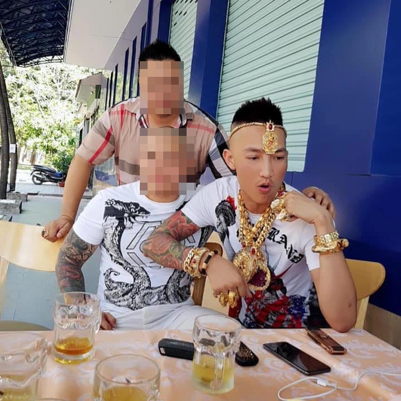 Huấn Hoa Hồng sở hữu vàng nhiều vô số kể mỗi lần khoe khiến người xem lóa mắt