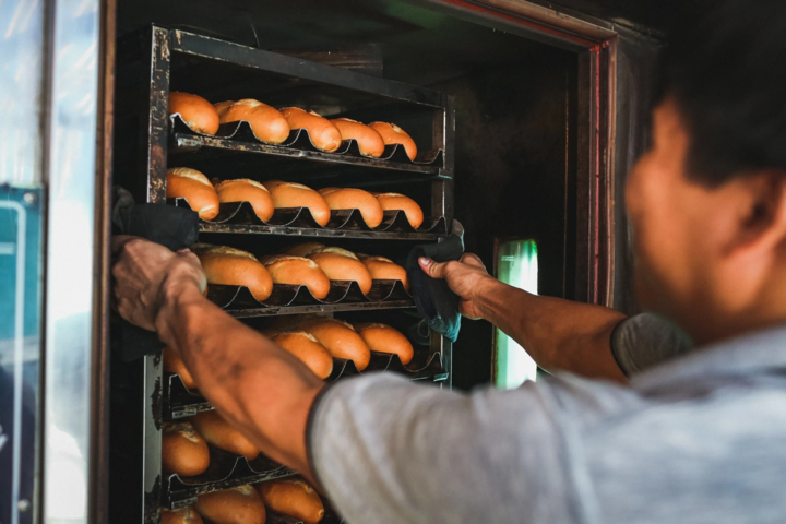 Bánh mì là món ăn quen thuộc của nhiều người. (Ảnh minh họa)