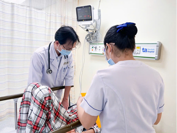 Các bệnh nhân đang điều trị tại các bệnh viện liên quan vụ nghi ngộ độc bánh mì. (Ảnh: BVCC)