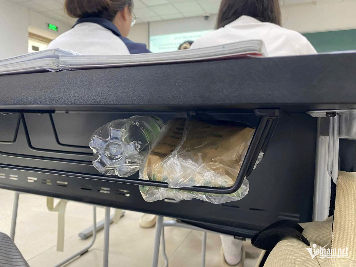 W-sinh vien an trong lop2.jpg