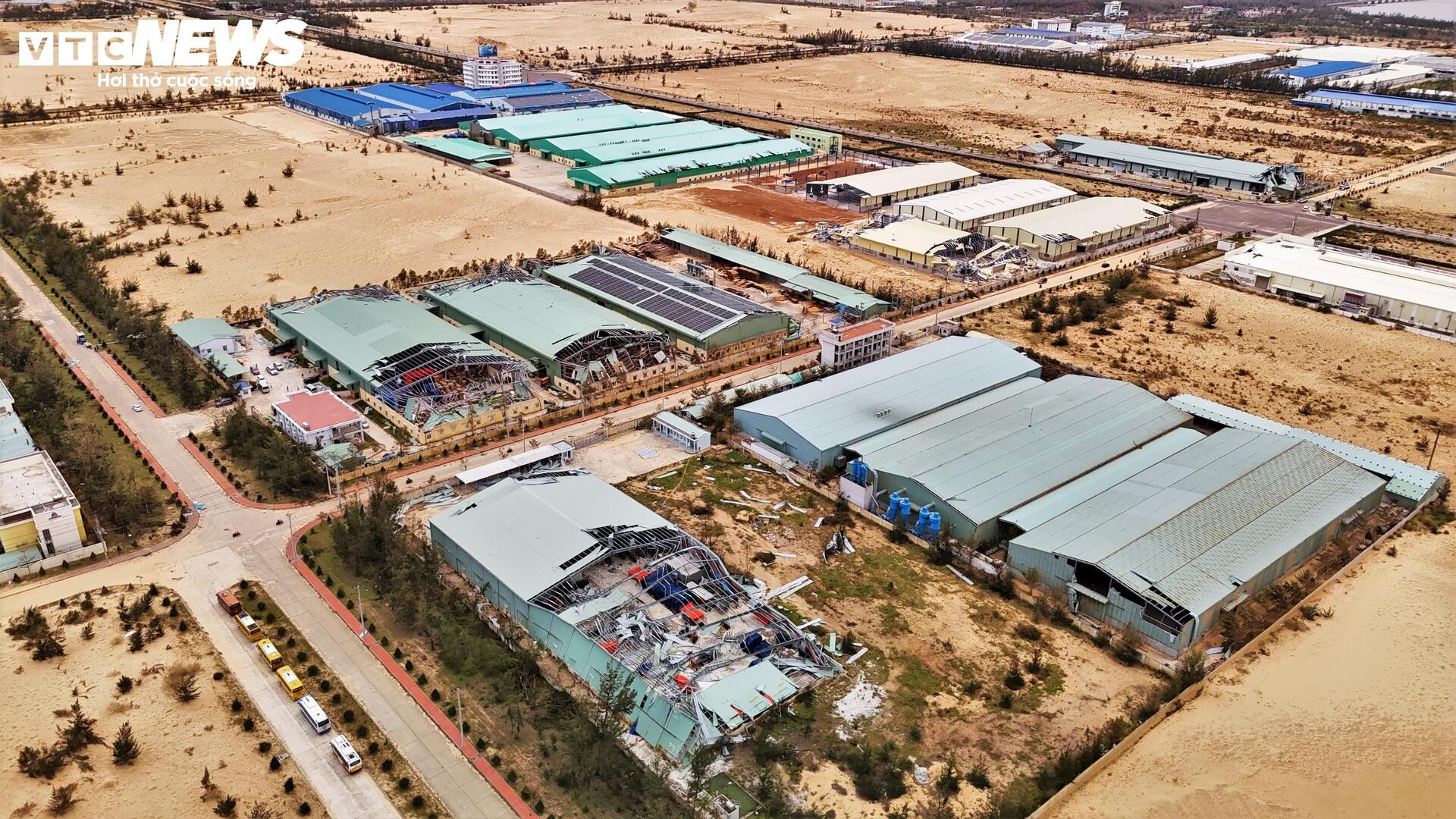 La liệt nhà xưởng vỡ vụn sau bão Kalmaegi, doanh nghiệp ở Gia Lai điêu đứng - 1