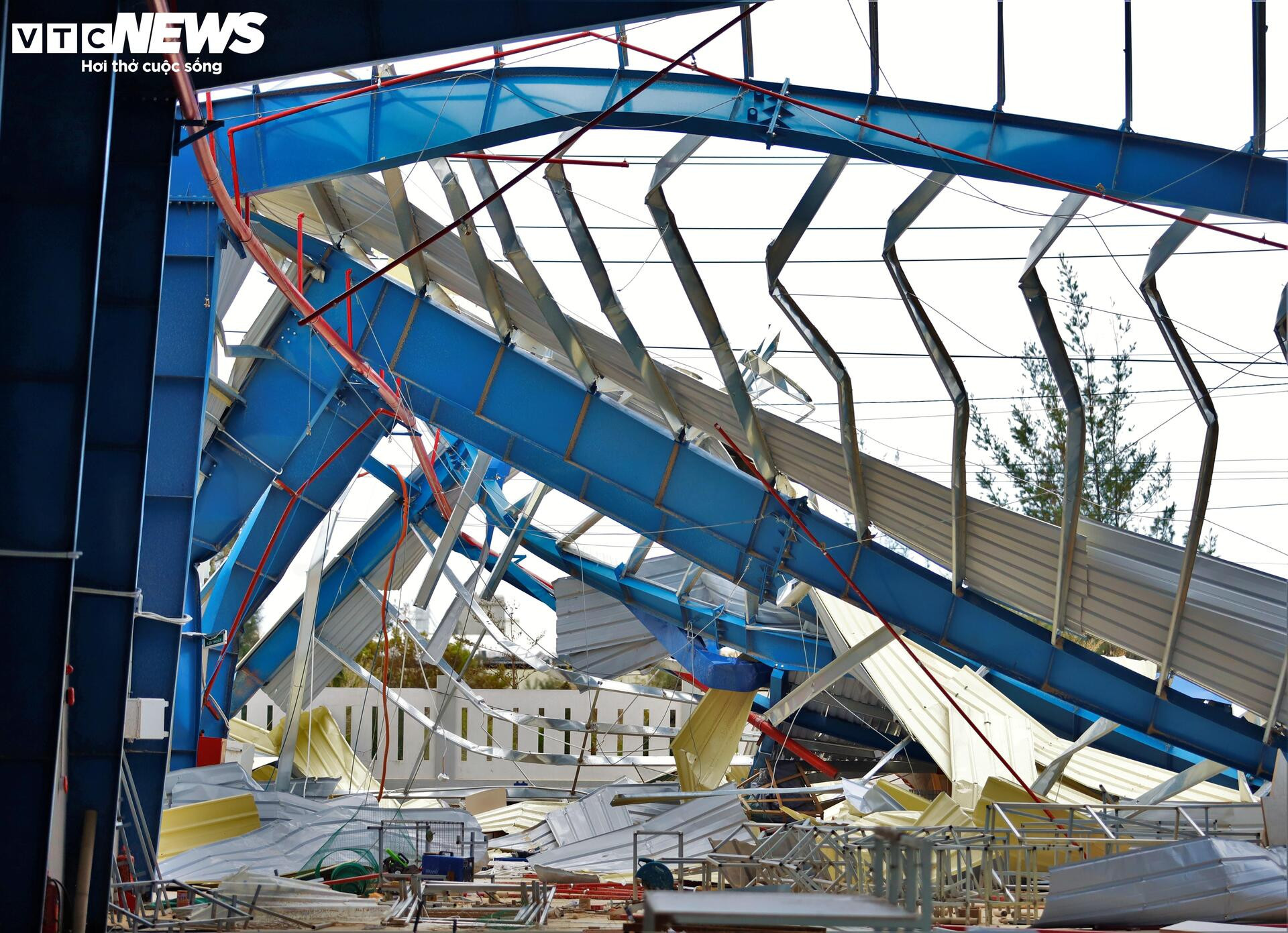 La liệt nhà xưởng vỡ vụn sau bão Kalmaegi, doanh nghiệp ở Gia Lai điêu đứng - 7