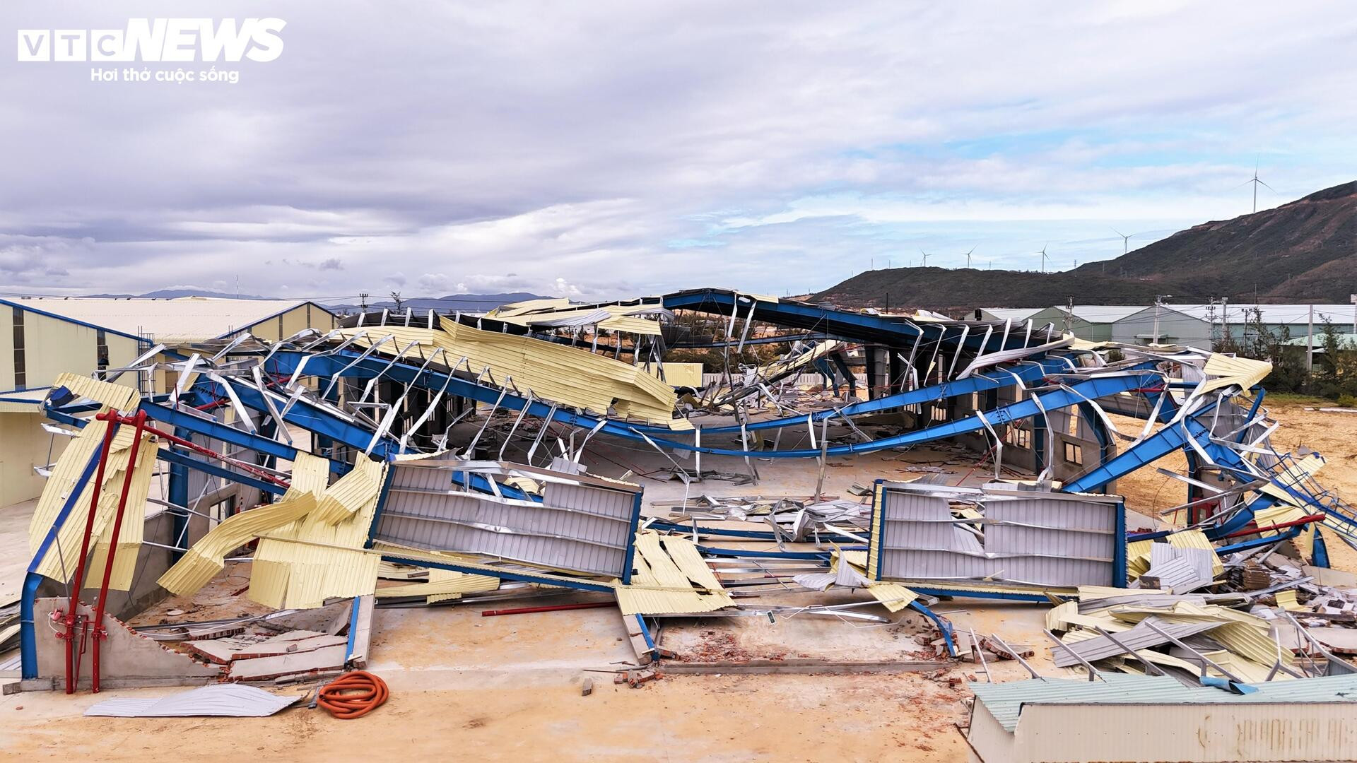 La liệt nhà xưởng vỡ vụn sau bão Kalmaegi, doanh nghiệp ở Gia Lai điêu đứng - 2