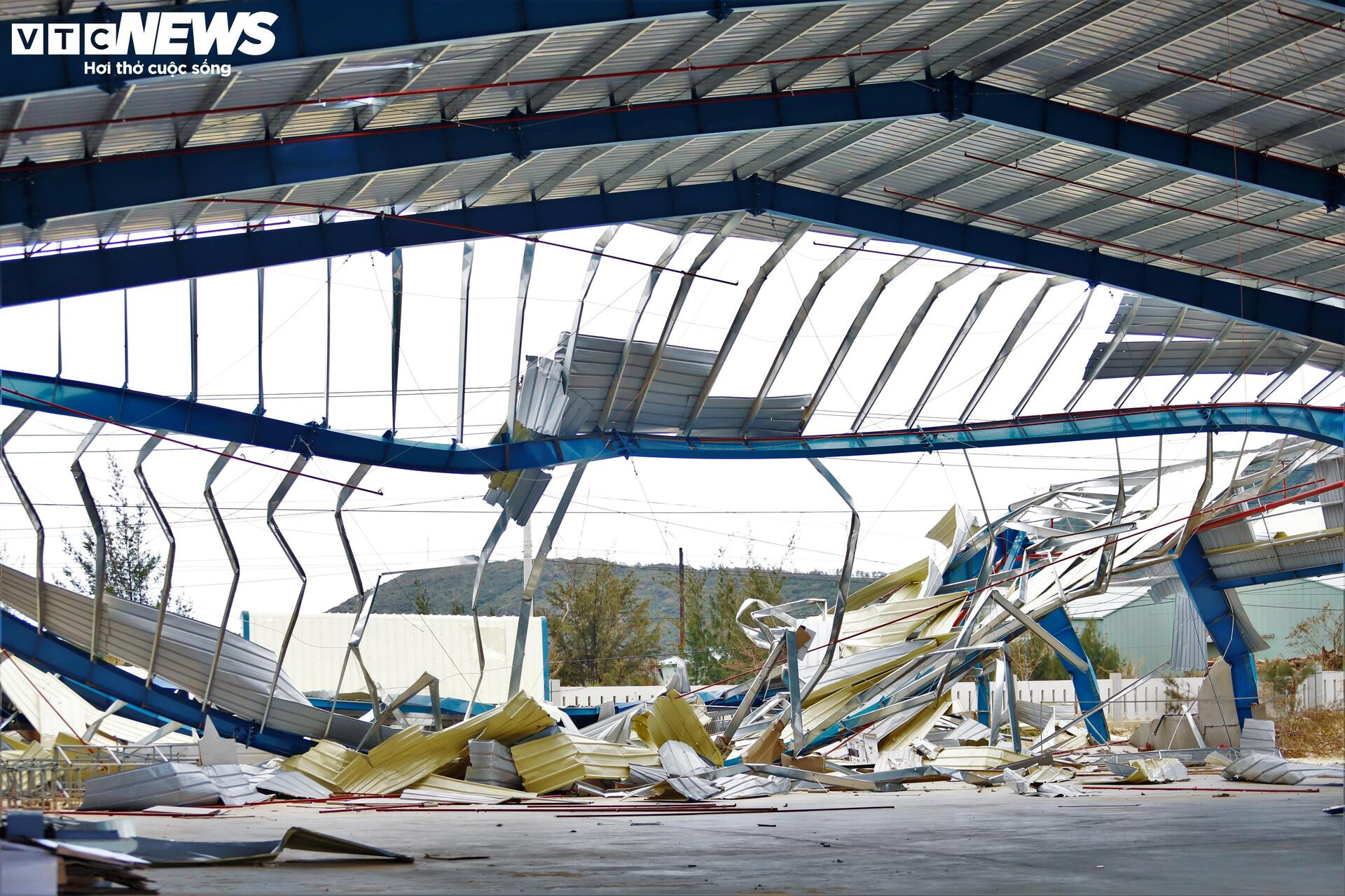 La liệt nhà xưởng vỡ vụn sau bão Kalmaegi, doanh nghiệp ở Gia Lai điêu đứng - 3