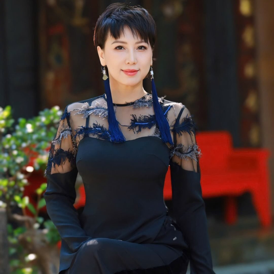 Mẹ vợ Đoàn Văn Hậu gây sốt với đôi chân dài cực phẩm