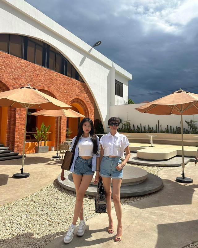 Mẹ vợ Đoàn Văn Hậu gây sốt với đôi chân dài cực phẩm