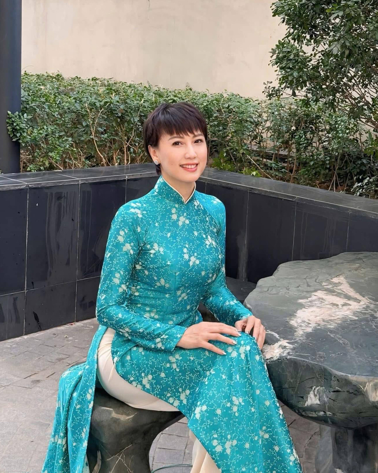 Mẹ vợ Đoàn Văn Hậu gây sốt với đôi chân dài cực phẩm