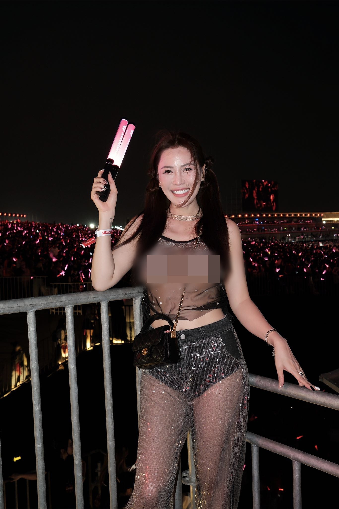 Quế Vân diện đồ xuyên thấu cực khét đi quẩy concert GDragon