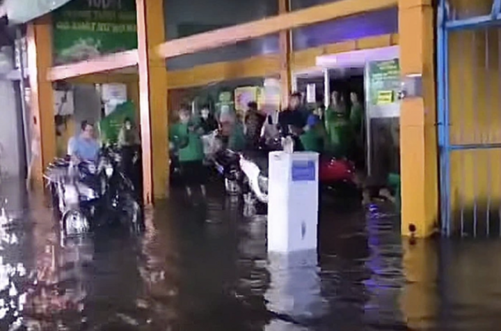 Thời điểm xảy ra vụ việc, mưa lớn khiến đường Đề Thám nước ngập lênh láng.