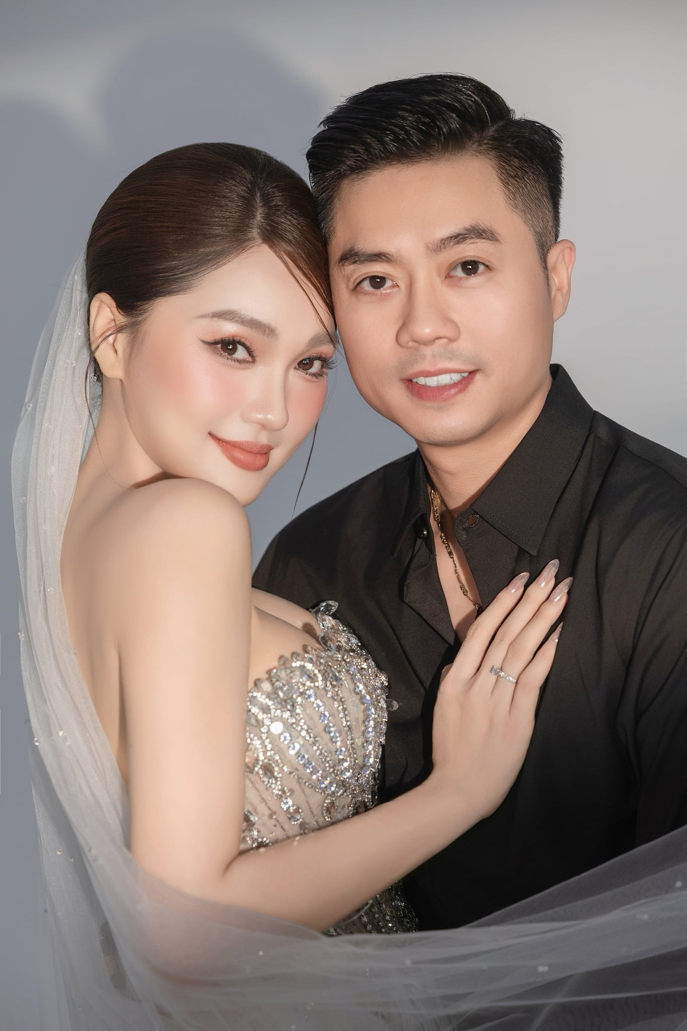 Xuất thân đỉnh chóp của nam CEO vừa tổ chức hôn lễ kín đáo với chân dài nổi tiếng Vbiz