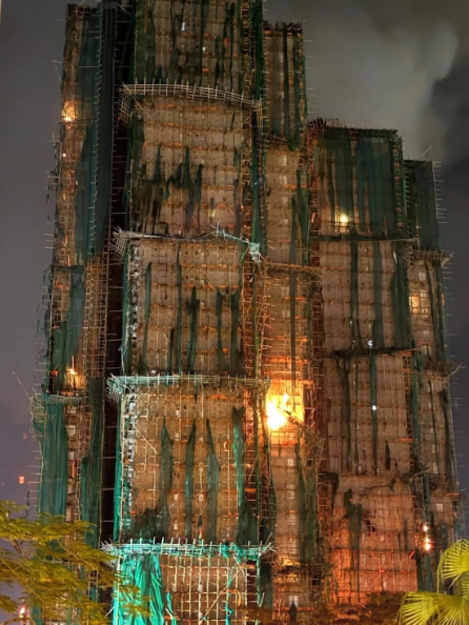 Cháy chung cư Hồng Kông: Tiết lộ của cư dân kèm ảnh hiện trường gây bất ngờ - Ảnh 1.