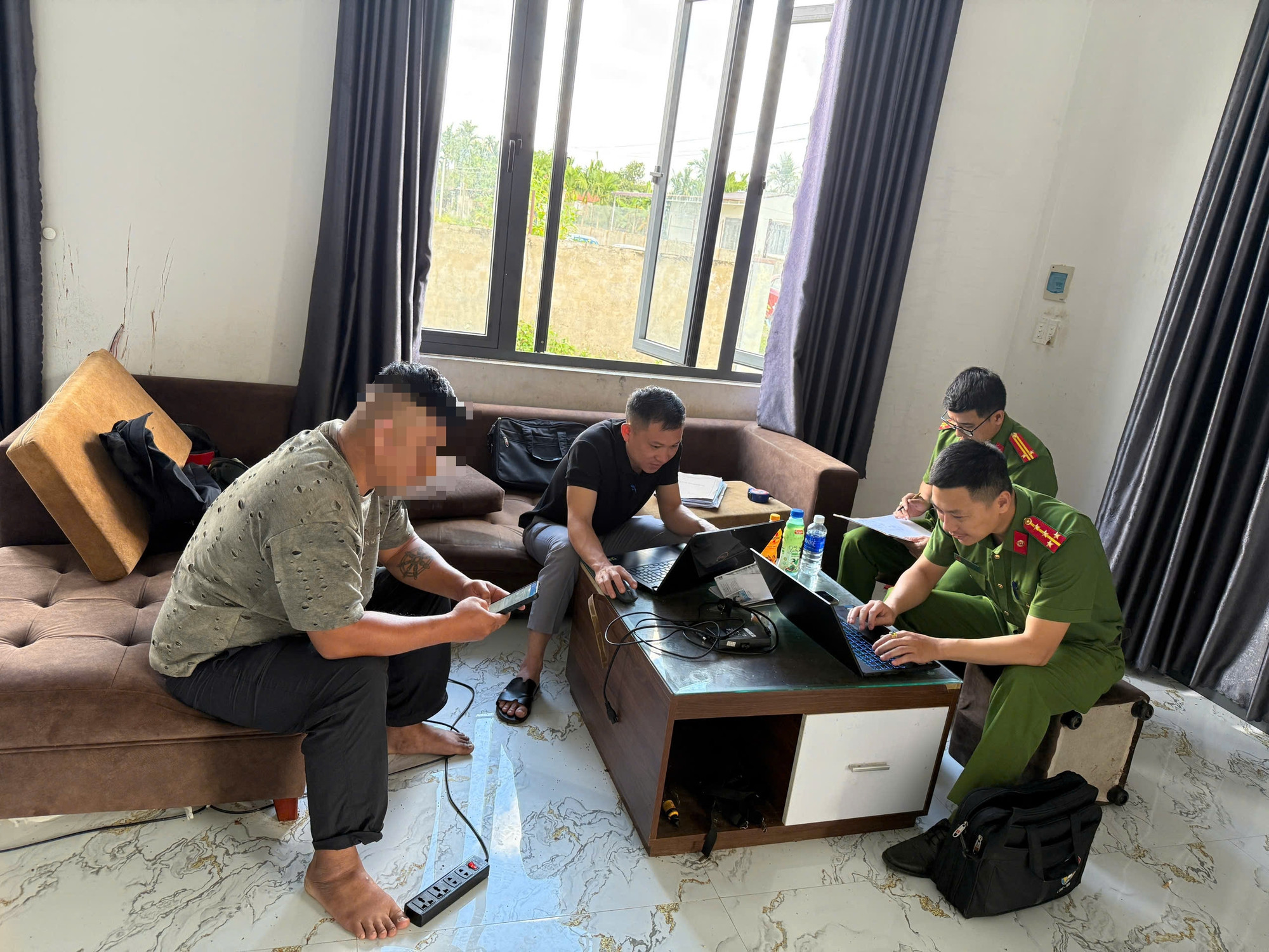 Công an triệu tập cha xích con trong phòng bẩn thỉu ở Đắk Lắk - Ảnh 1.