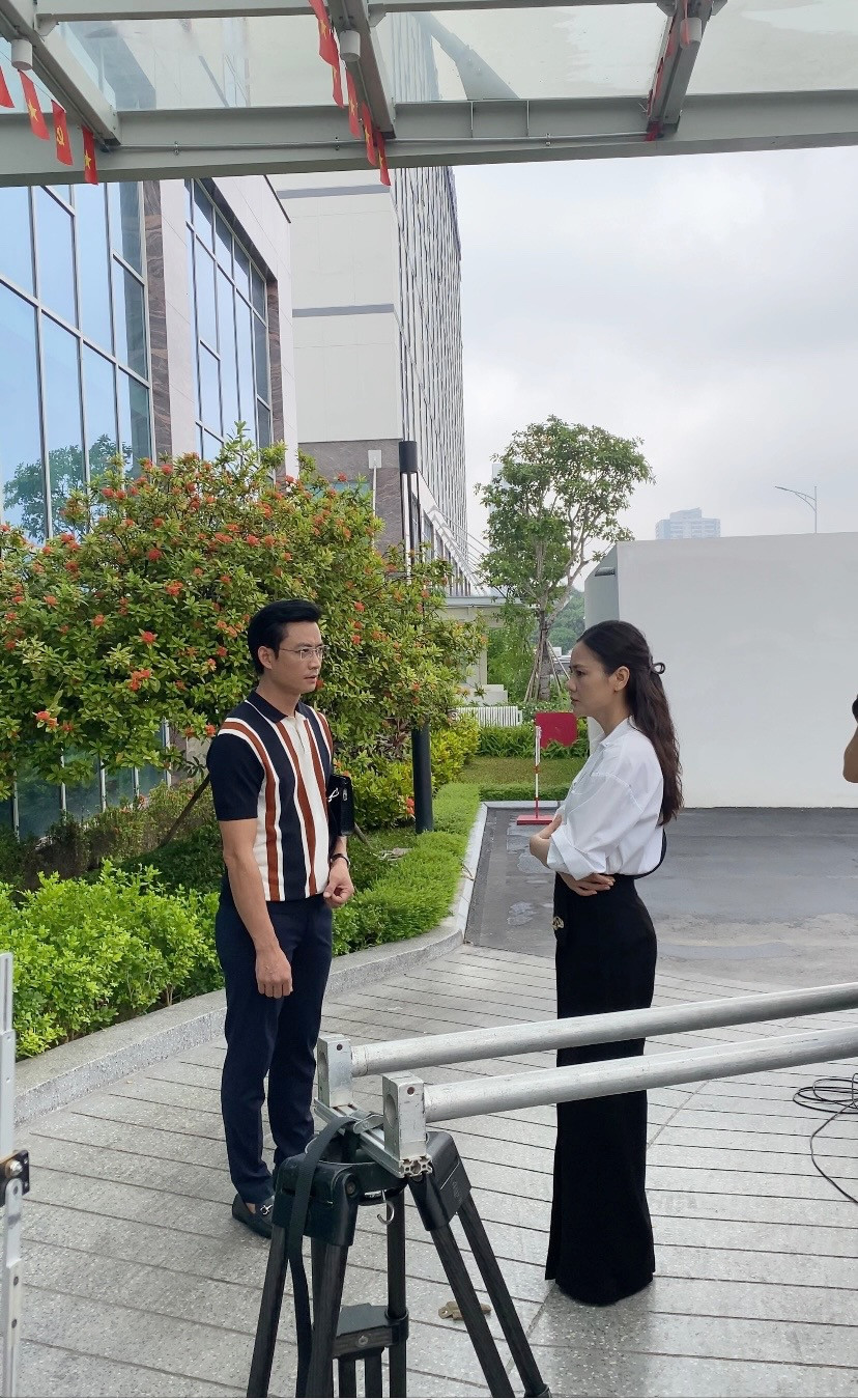 Diễn viên Huyền Sâm tạm biệt đoàn làm phim 