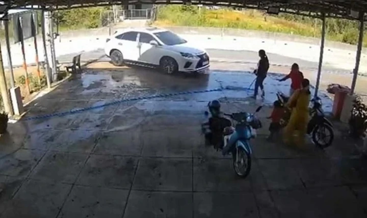 Nguyễn Tấn Thành lái xe Lexus lao vào nhà tông chết em gái. (Ảnh cắt từ clip)