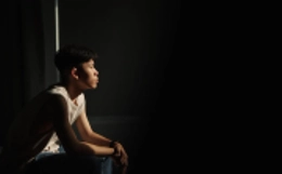 Suốt nhiều năm qua, tôi luôn phải sống nay không biết mai, ăn tiêu dè sẻn để đưa tiền cho cha mẹ giả nợ cờ bạc. (Ảnh minh họa: iStock)