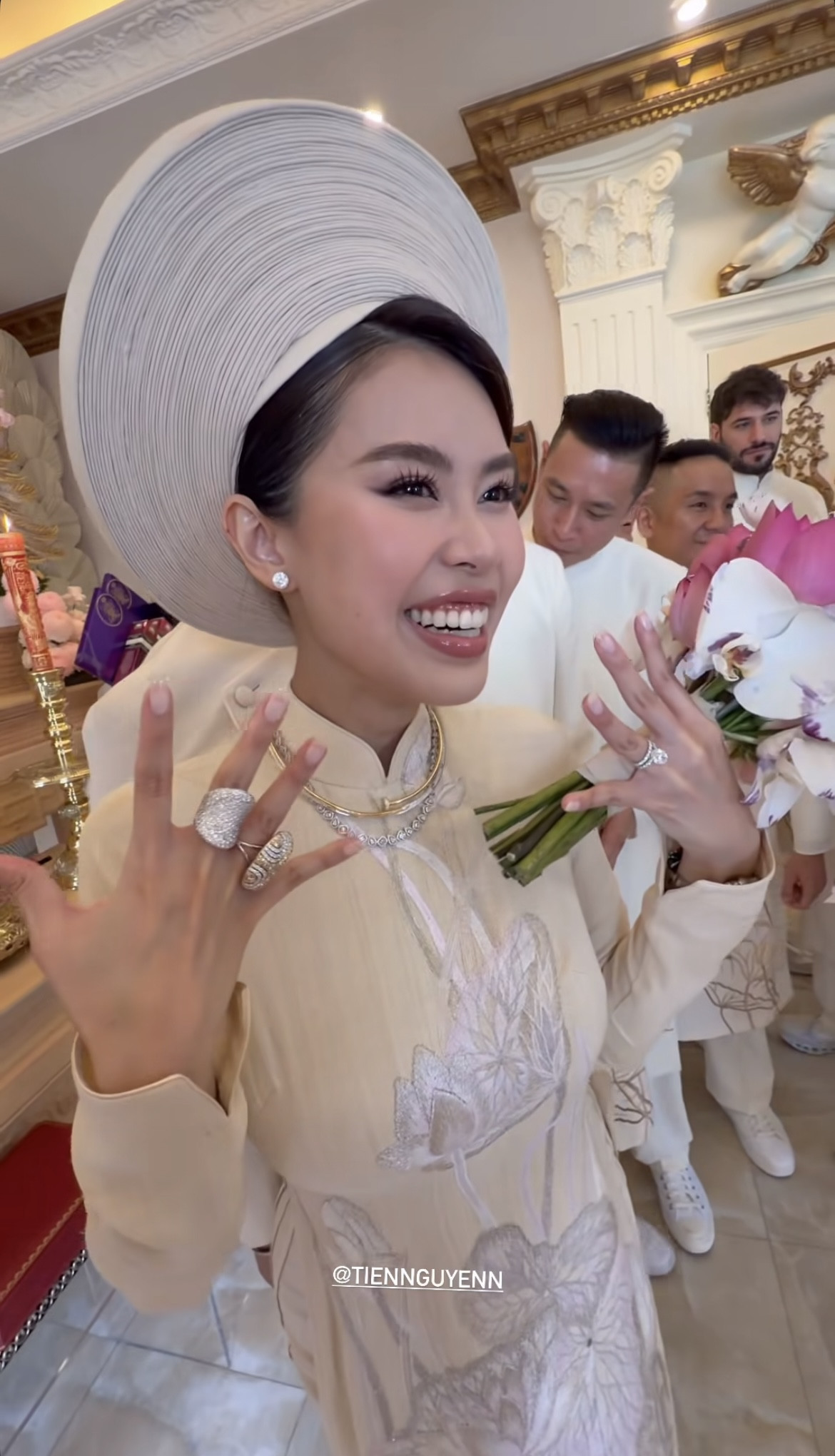 Bóc giá chiếc váy cưới đắt đỏ mẹ Tiên Nguyễn mặc trong đám cưới con gái