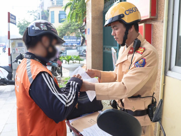 Tài xế xe ôm công nghệ bị xử phạt do dùng điện thoại khi đang lái xe. (Ảnh: CACC)