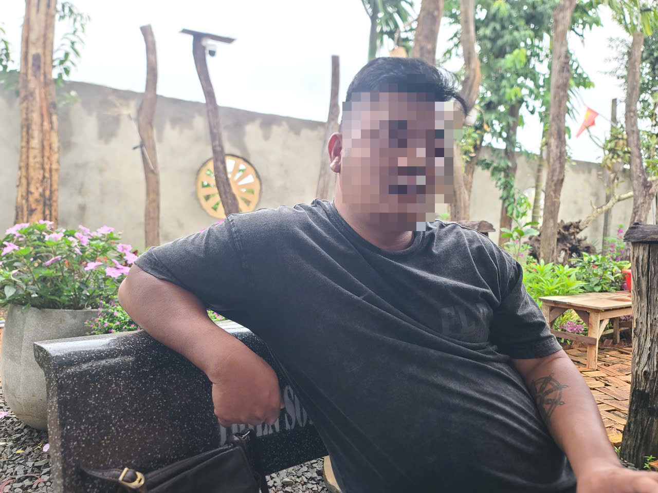 Cha xích nhốt 2 con trong phòng bẩn: Lời giải thích gây sốc từ người cha - Ảnh 1.