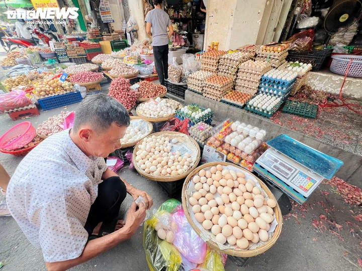 Mỗi ngày ông Lộc bán khoảng 300 trứng, đặc biệt trứng gà công nghiệp được các quán ăn mua nhiều vì giá “mềm” hơn.