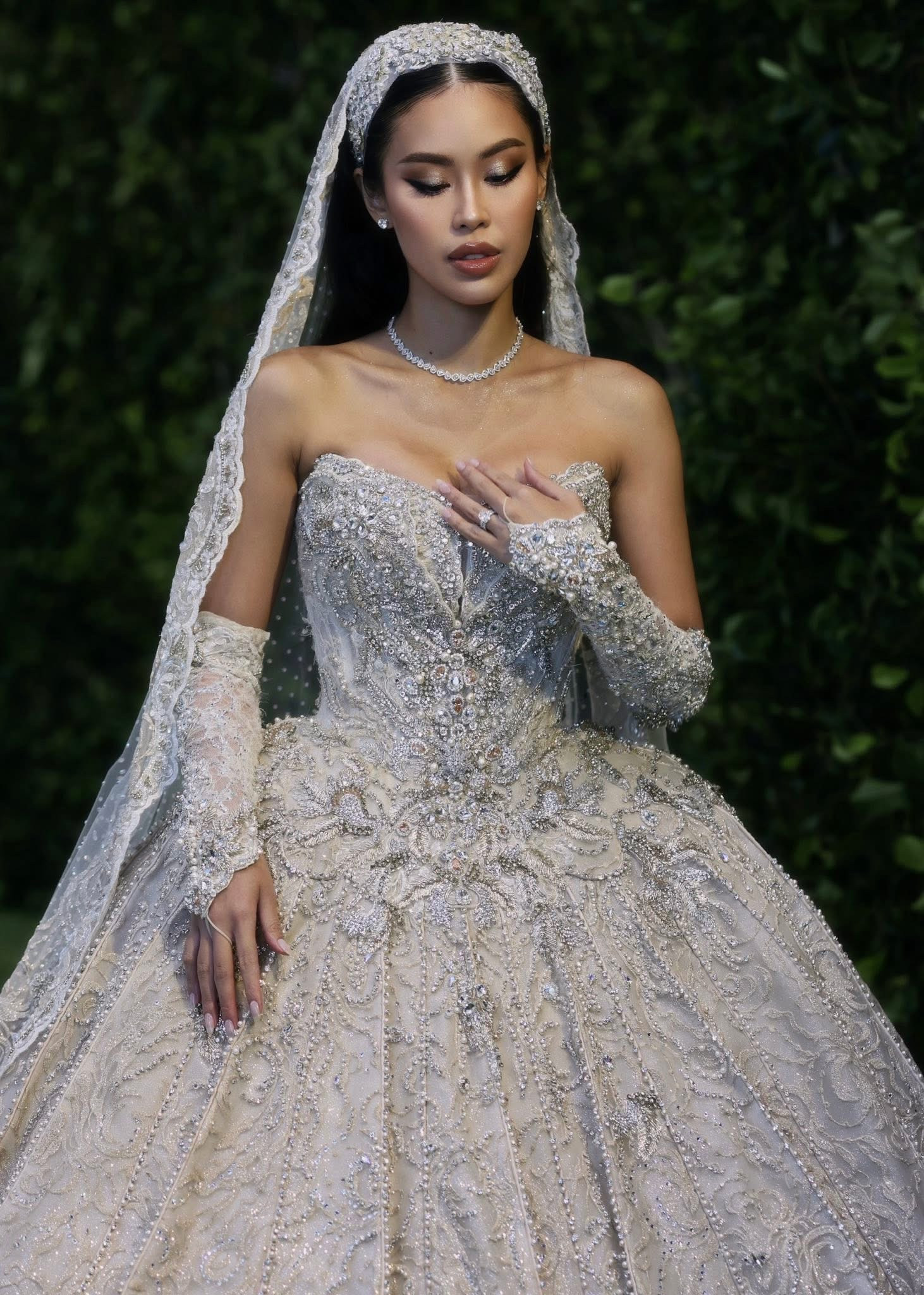 Hai chiếc đầm đắt đỏ nhất trong đám cưới của con gái cựu mỹ nhân màn bạc Thuỷ Tiên  - Ảnh 4.