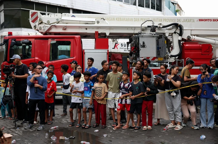 Cảnh sát trưởng khu vực trung tâm Jakarta, ông Kombes Susatyo Purnomo Condro thông tin lực lượng chức năng tiếp tục rà soát lại hiện trường sau khi hoàn tất công tác cứu hộ và dọn dẹp sạch sẽ. (Ảnh: Reuters)